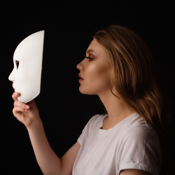 Femme qui fait semblant d'aller bien